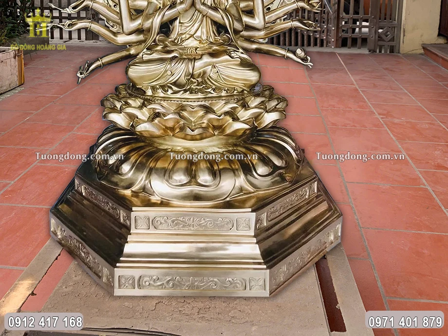 Ngài ngồi trên đài sen theo thế kiết già